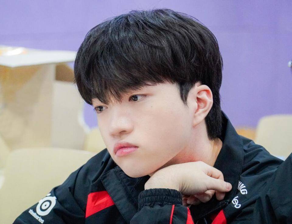 开云APP-RNG险胜T1，Keria团战一打五宿敌对决成都决赛之夜，让粉丝疯狂欢呼